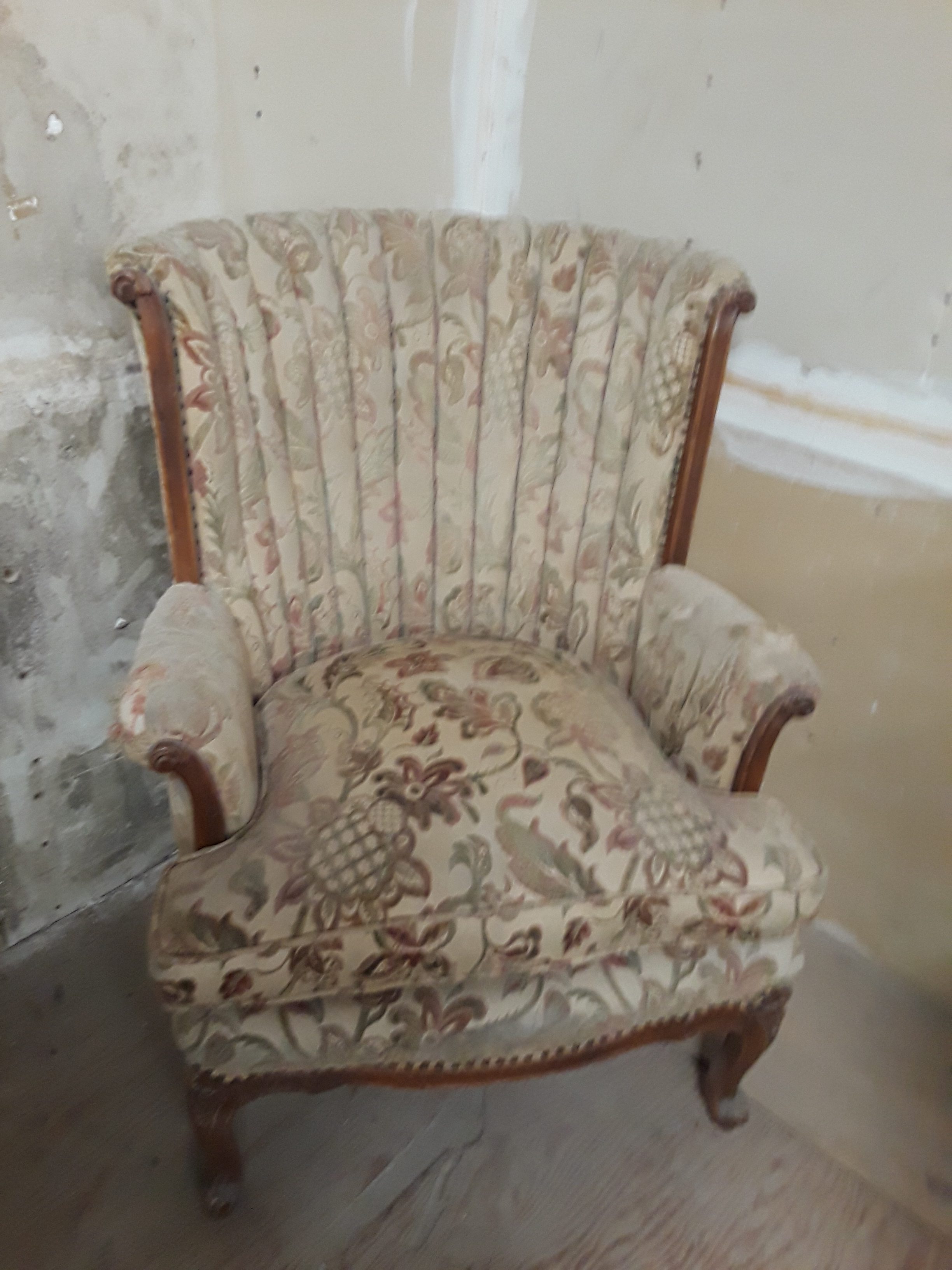 armchair (cream floral)