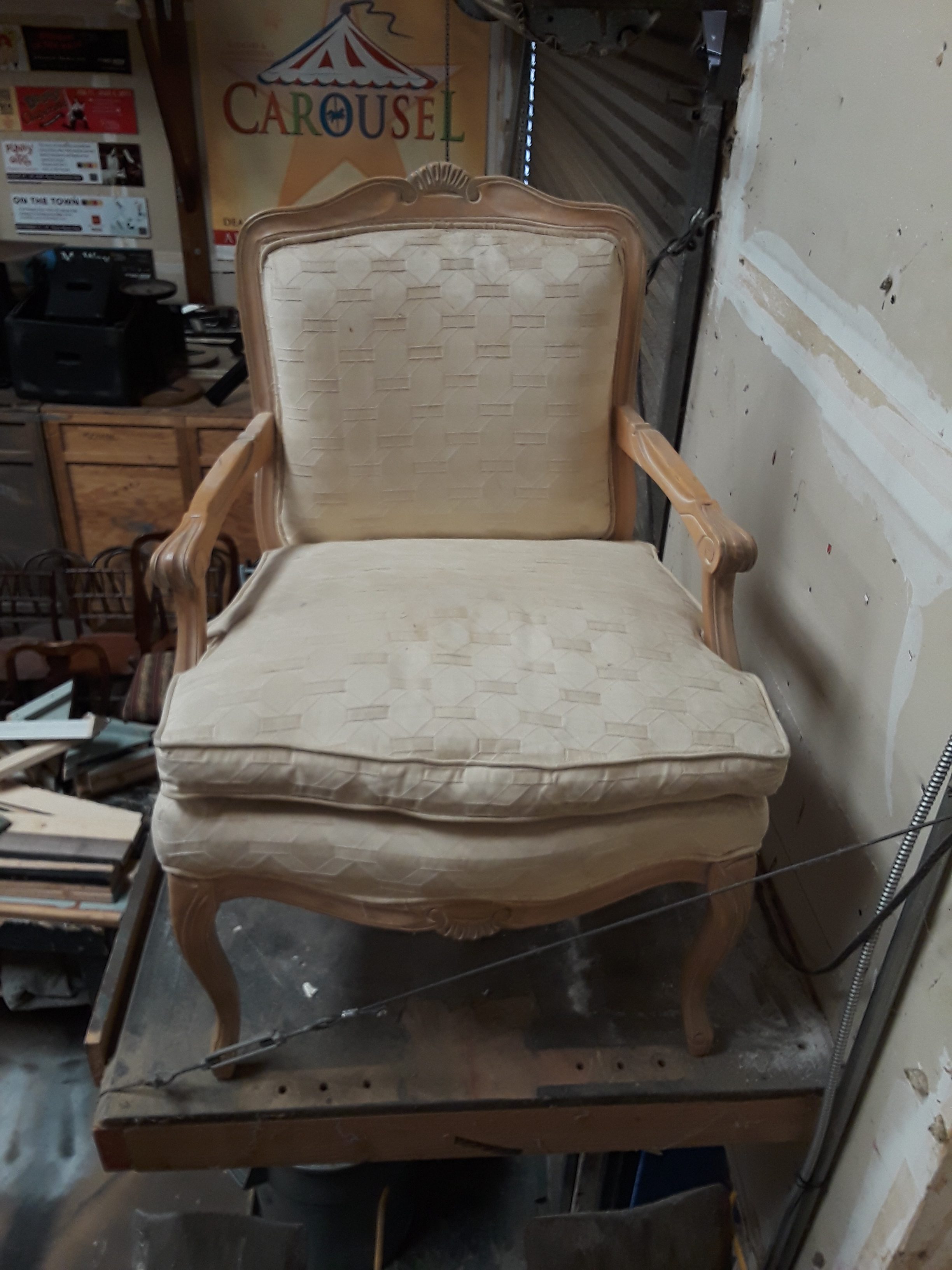 armchair (fancy, white)