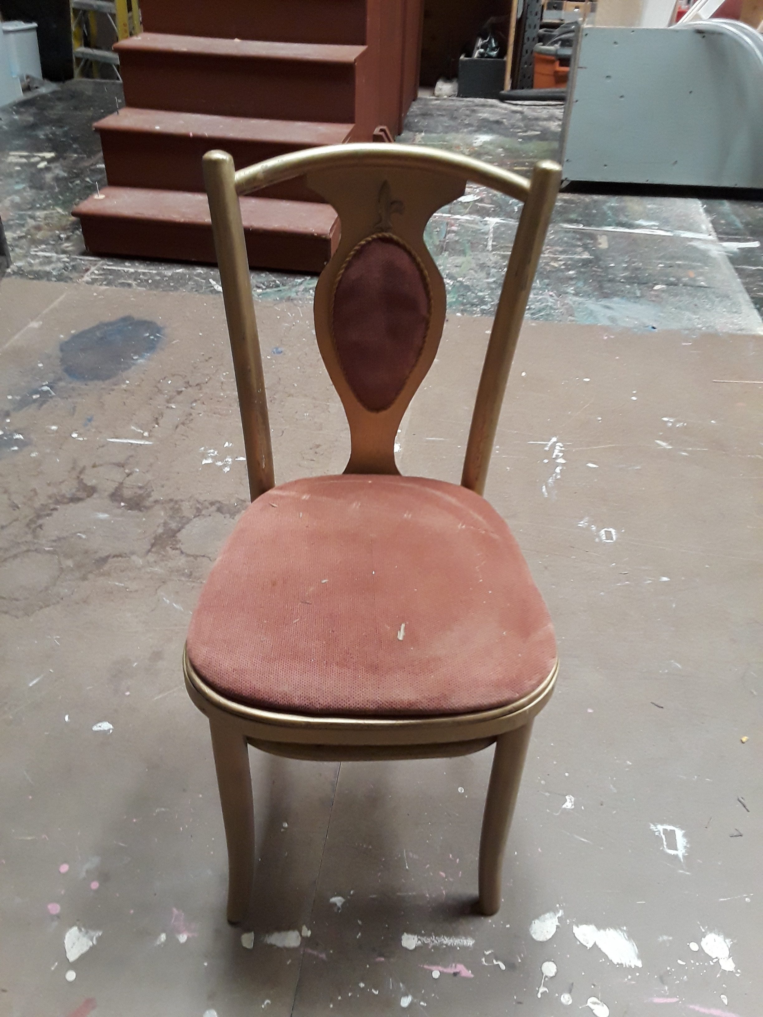 chair (fancy, gold & salmon cushion)