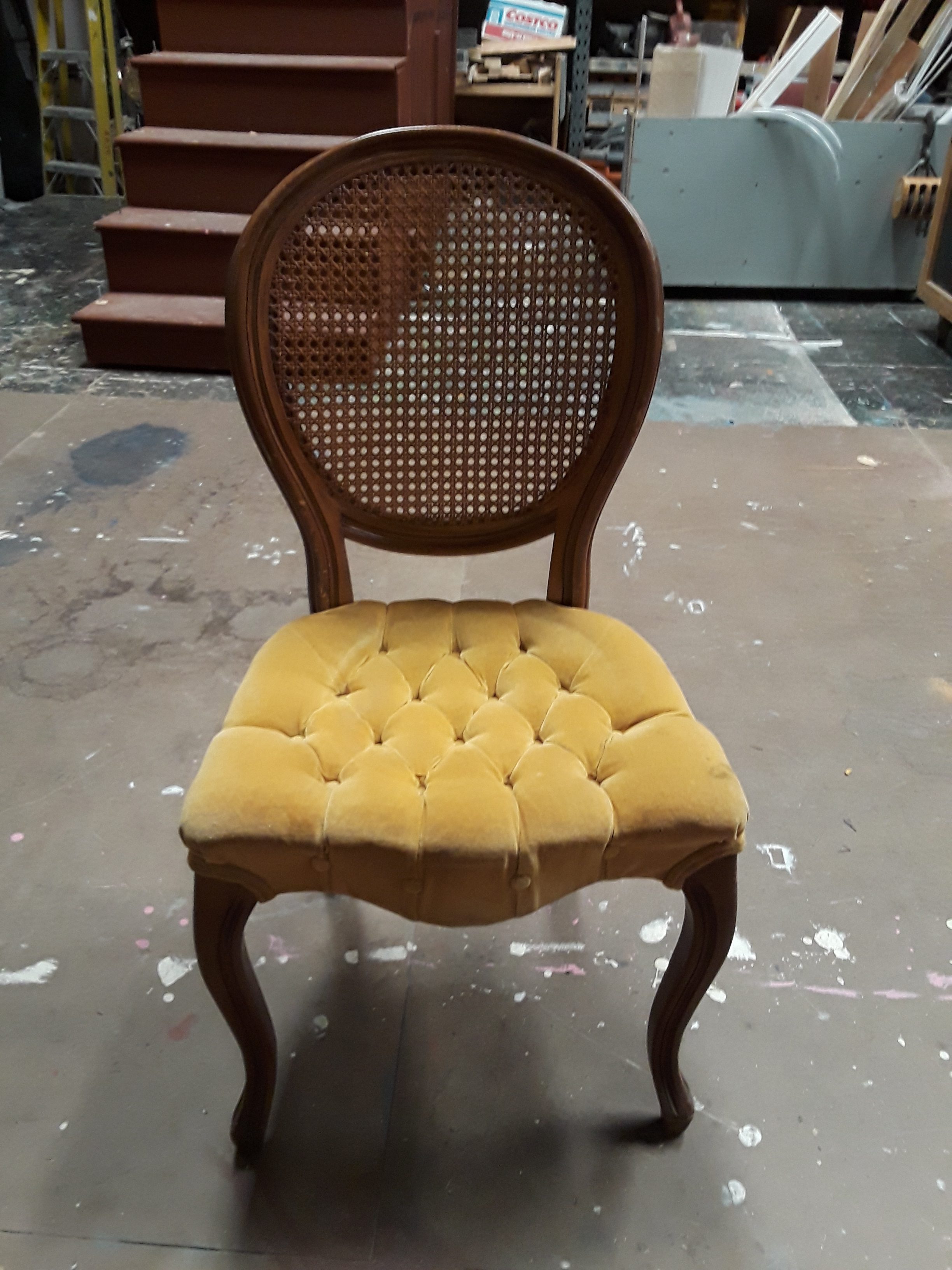 chair (gold cushion)